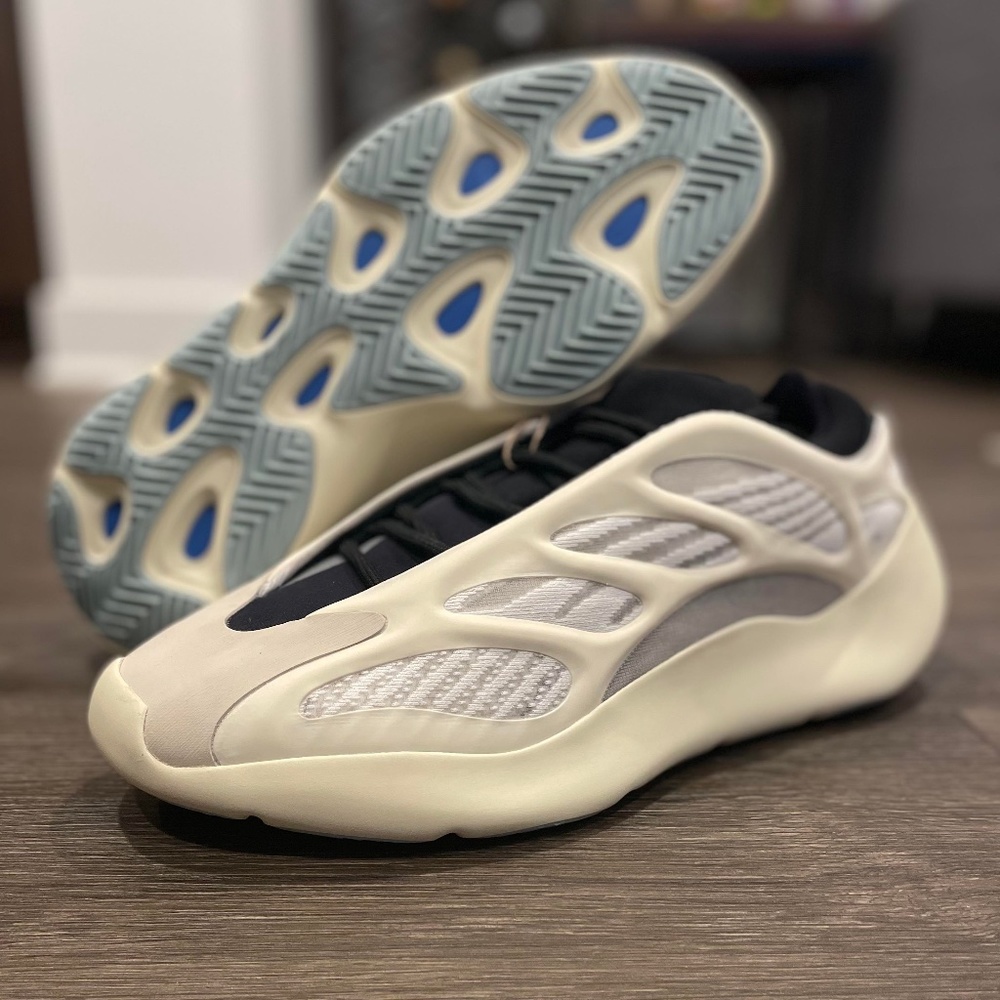 Adidas yeezy 700 v3 azael